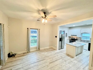 820 W Cleveland St, Alvin, TX 77511 - photo 3