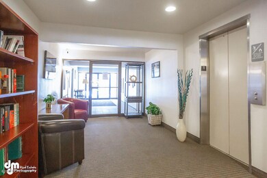 Lobby 1736-SMALL