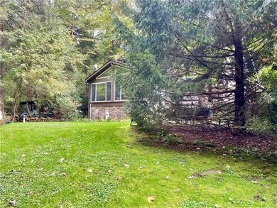 A private place to relax by the Laughlintown Run S