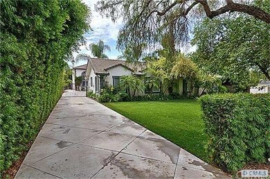 Single level guest house. Long driveway to large 2