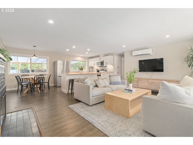 Living Room/Entrance