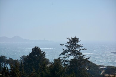 Yaquina Head lighthouse (zoomed in)