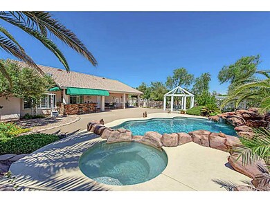 Swimming Pool/Hot Tub/Sauna.