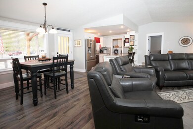 7 Couches-Dining-Kitchen