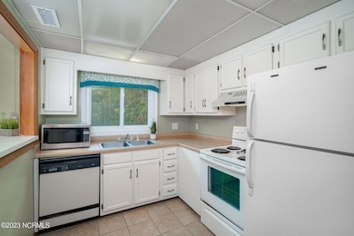 Kitchen w/ bar seating