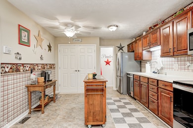 269 Andrews Boulevard East Dr, Plainfield, IN 46168 - photo 5