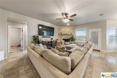 1041 Declaration Dr, Copperas Cove, TX 76522 - photo 2