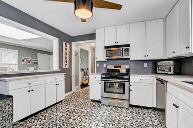 10-36OverhillDr_010