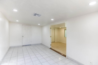 15 Family Room photo a