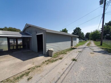 609 E 10th St, Claremore, OK 74017 - photo 4