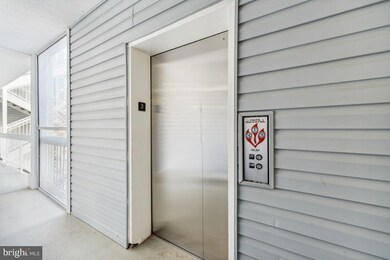 The Four Winds at Oakton unit C-9, Oakton, VA 22124 - photo 2