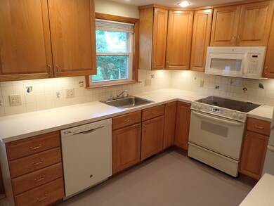 131 Jarvis Cir, Needham, MA 02492 - photo 3