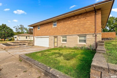 1201 Jefferson St, Pekin, IL 61554 - photo 3