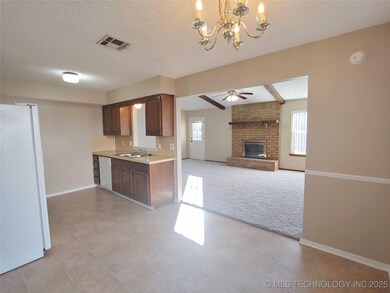 4704 S Maple Ave, Broken Arrow, OK 74011 - photo 5