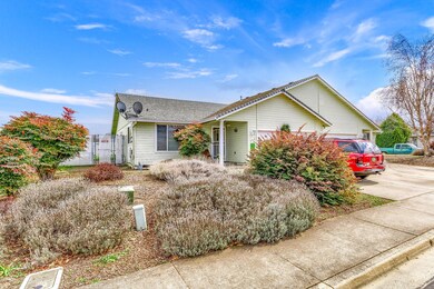 548 & 554 Brittni Ln, Central Point, OR 97502 - photo 2