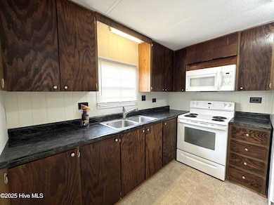 171 Johnny Parker Rd unit 3, Jacksonville, NC 28540 - photo 6