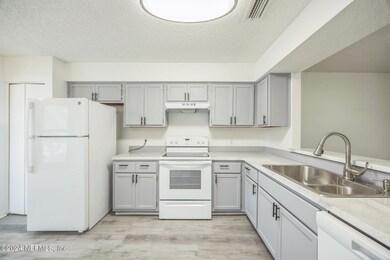 4302 Melissa Ct W, Jacksonville, FL 32210 - photo 2