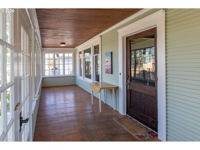 Porch, Screened in