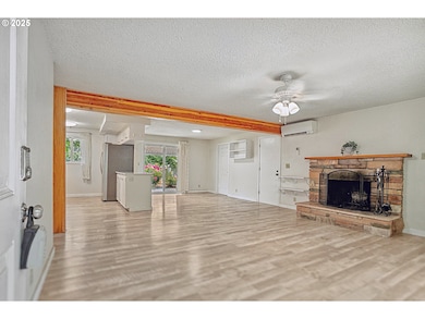 Living Room/Entrance