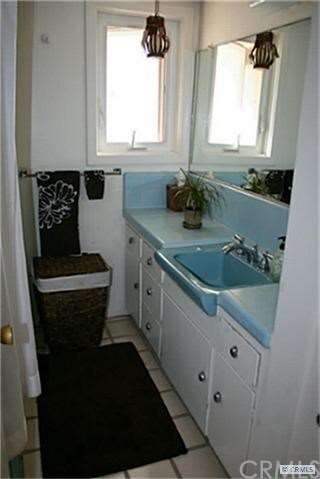 Full Bath with Retro Tile.