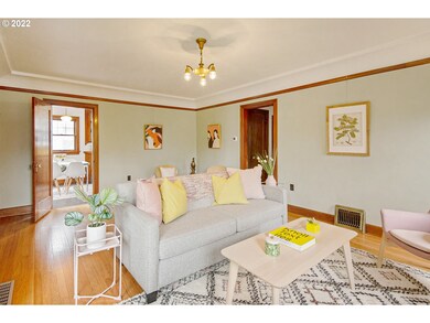 Living Room/Entrance