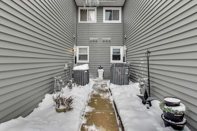 17298 W Maple Ln, Gurnee, IL 60031 - photo 3