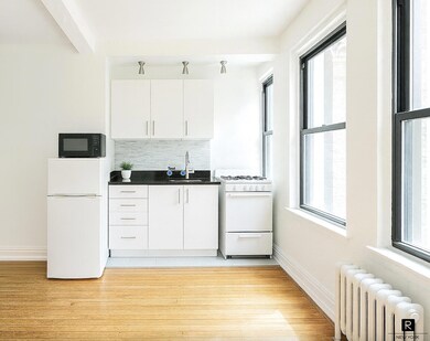 339 E 58th St unit 2B, New York, NY 10022 - photo 2