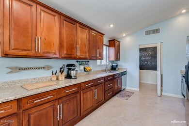 Kitchen- loads of cabinets!