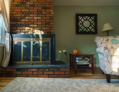 142 S Waldron Ln, Wynantskill, NY 12198 - photo 5