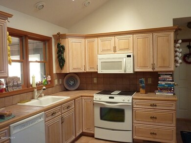 333 Surrey Dr, Hawley, PA 18428 - photo 4