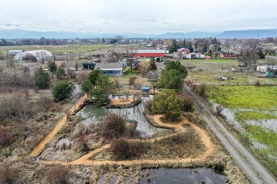 6653 Mcloughlin Dr, Central Point, OR 97502 - photo 2