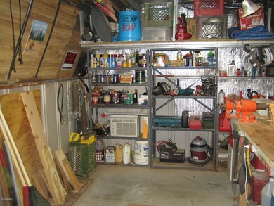 e Insulated shed & workbench