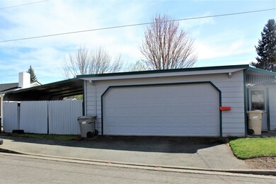 1161 NE 9th St, Grants Pass, OR 97526 - photo 3