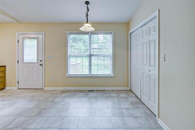 Breakfast nook w/ laundry on R