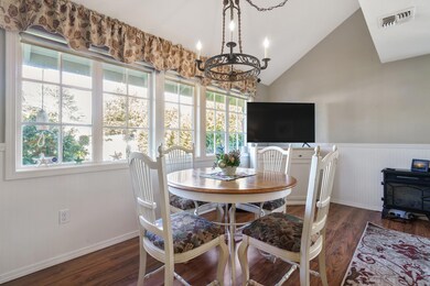 Cozy Dining Area