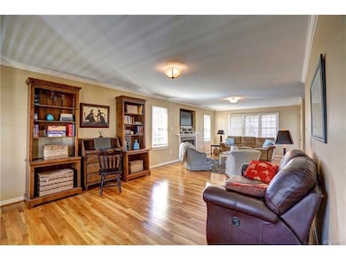 Massive and versatile stacked LR/Fam Room