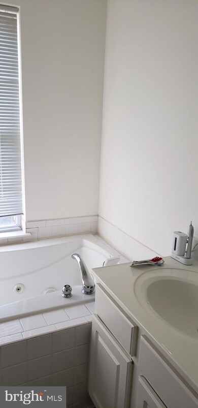 21048 Sojourn Ct, Germantown, MD 20876 - photo 4