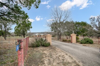 740 Royal Oaks Loop, Fredericksburg, TX 78624 - photo 4