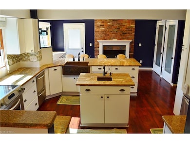Fully remodeled eat-in-kitchen