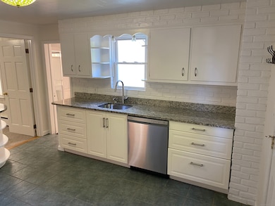 large eat-in kitchen