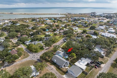 909 N Austin St, Rockport, TX 78382 - photo 4