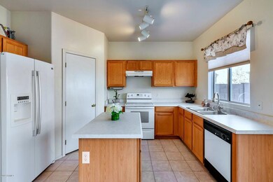4138 W Carter Rd-large-008-015-Kitchen-1
