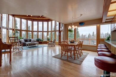 Extnsive oak hardwood floors