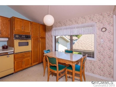 eat-in kitchen area