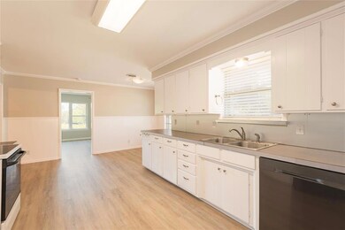 Casual eating area off kitchen too