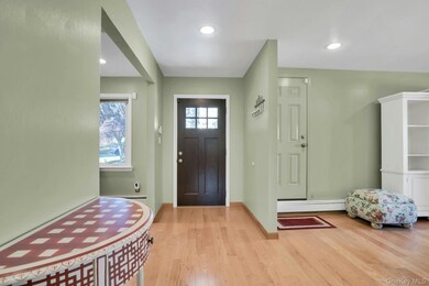 15 Empire Ct, ComMacK, NY 11725 - photo 5