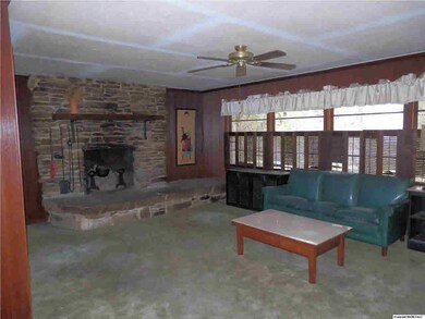 LARGE FAMILY ROOM
