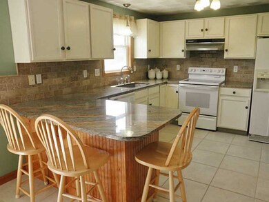 147 Hidden Lake Dr, Saunderstown, RI 02874 - photo 2