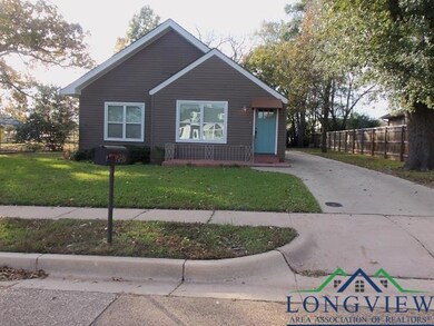 Bungalow featuring a front lawn
