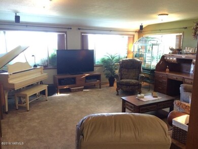 7901 Poplarview Way - living room-IMG_59